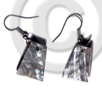 Dangling 18mmx14mm pyramid laminated green