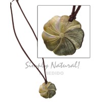40mm blacklip flower pendant on